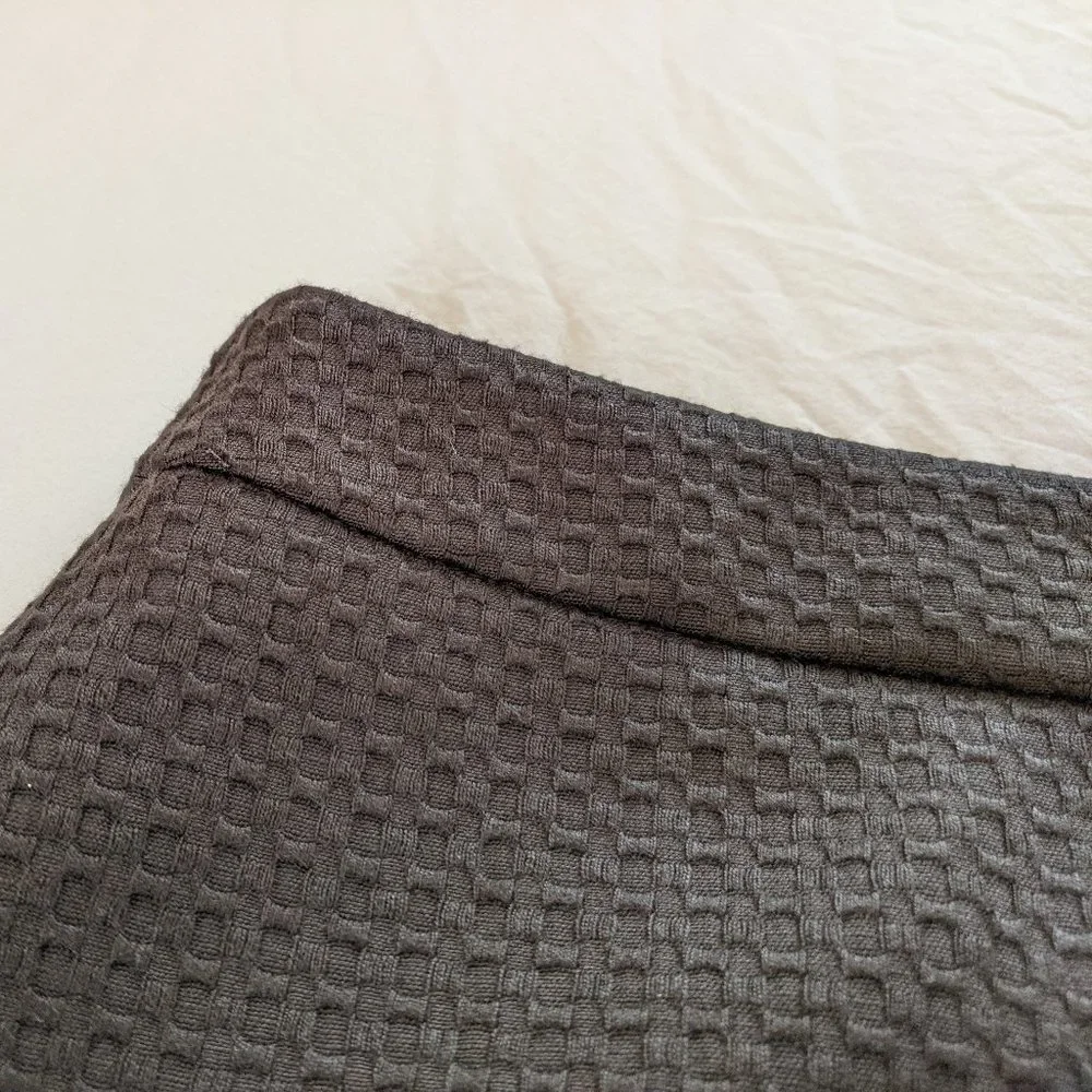 NWT Ann Taylor Textured Black Pencil Skirt in Size 4